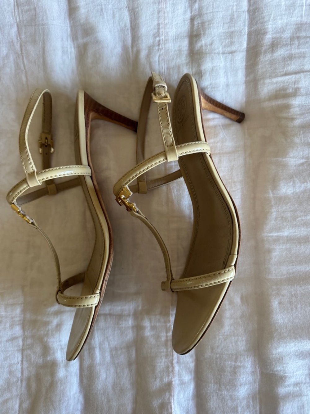 Tory Burch Beige Leather T-Strap Sandals with Gold Logo - Picture 3 of 10